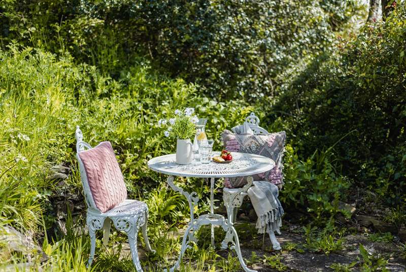 There are many secluded places in the garden for a morning coffee, evening aperitif and everything in between.