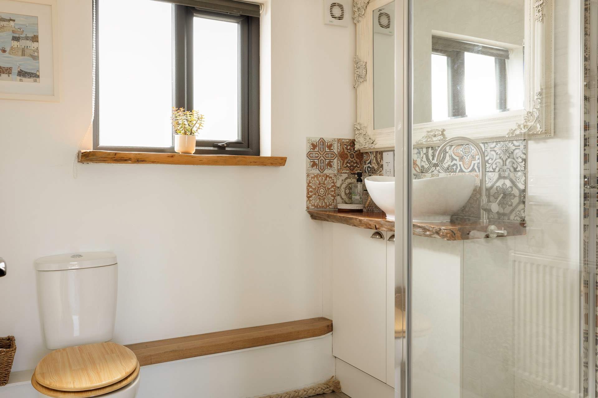 The ensuite shower room is great for refreshing after a day at the beach. 
