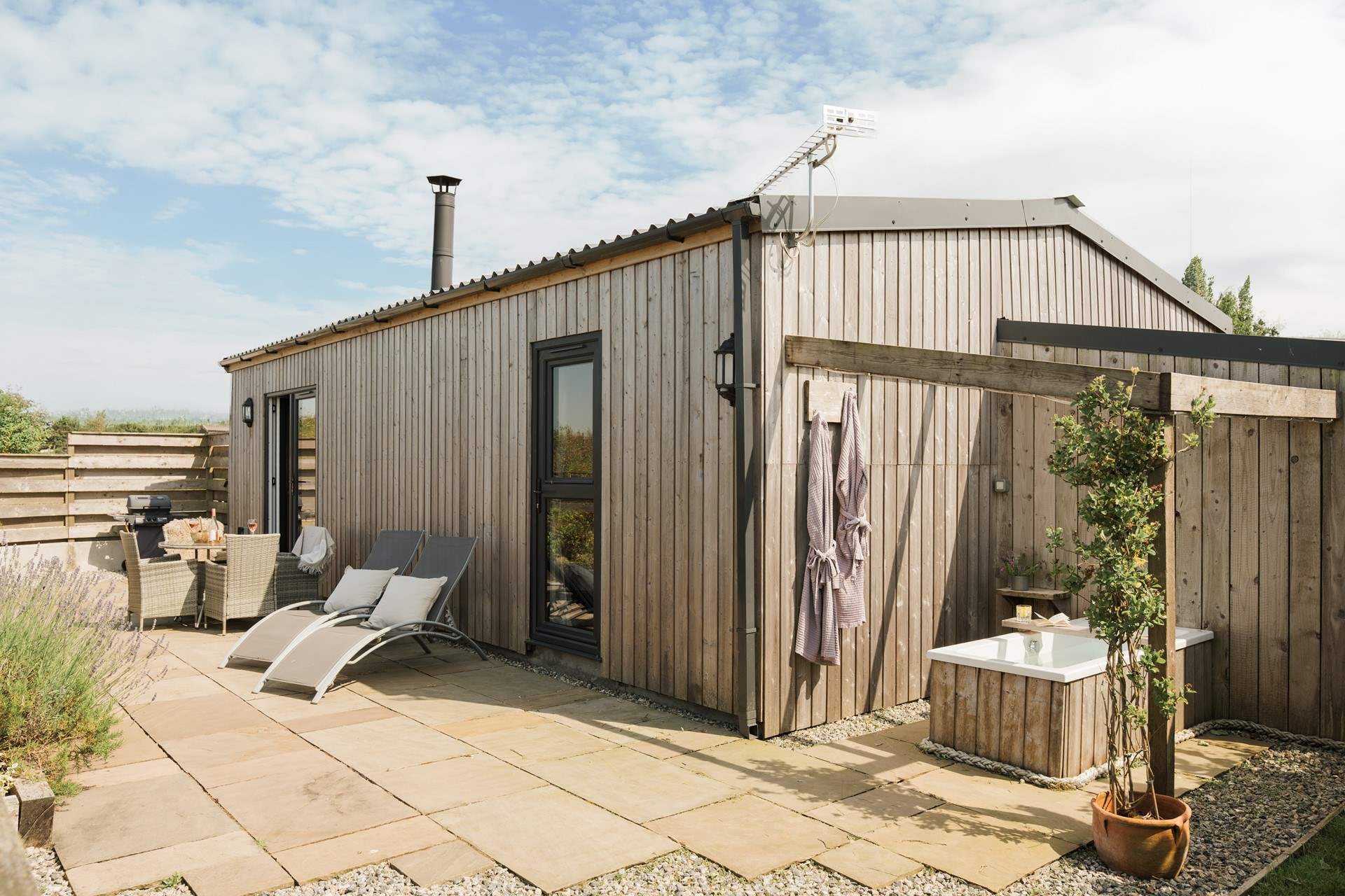 Ginger Hideaway - Cabin with outdoor bathtub in Cornwall: A dream worthy contemporary cabin where four-legged friends are welcome and star lit soaks in the stunning alfresco bathtub are promised. Romance awaits…