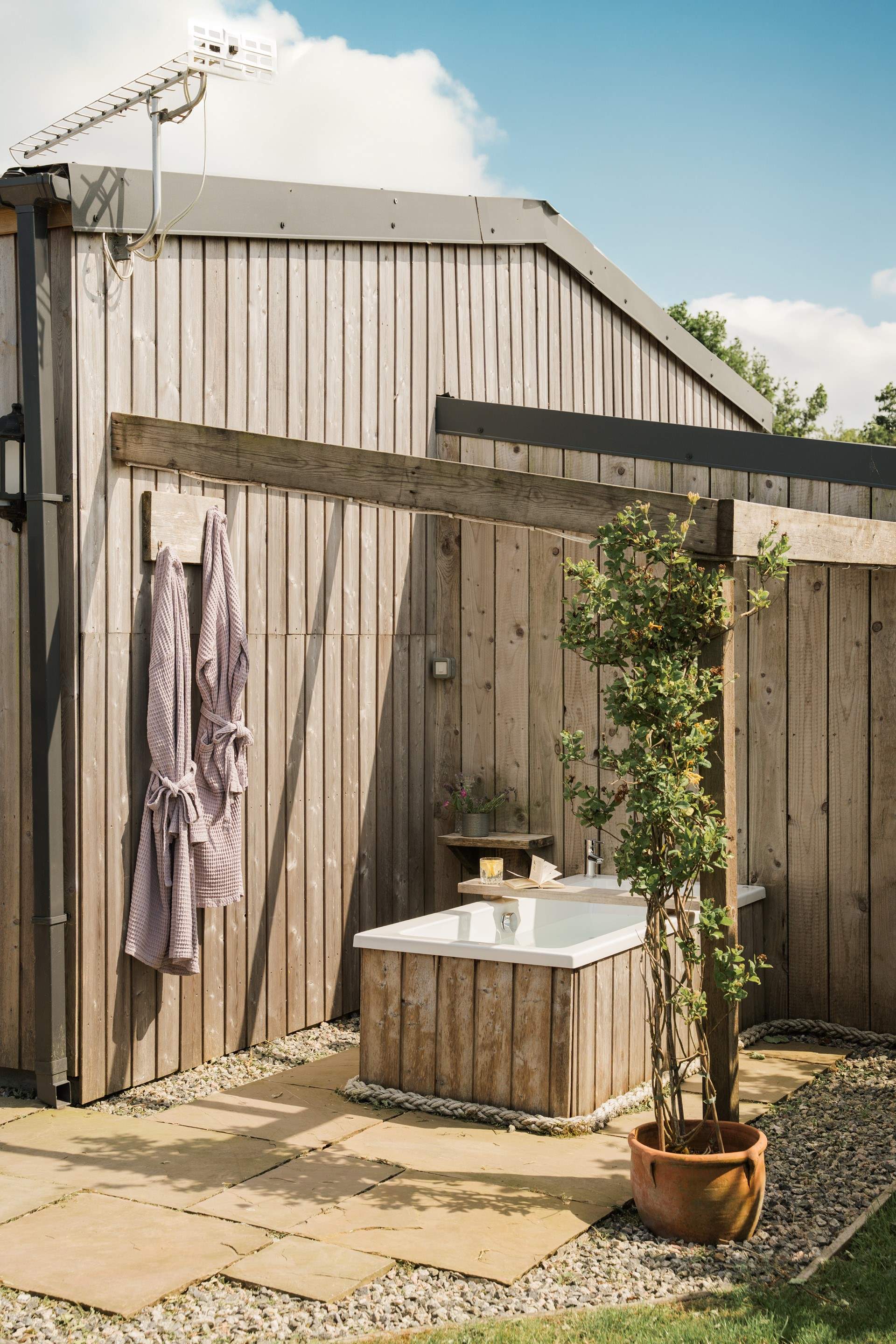 Pour yourself a glass of your favourite tipple and soak away your worries in the alfresco bathtub. 