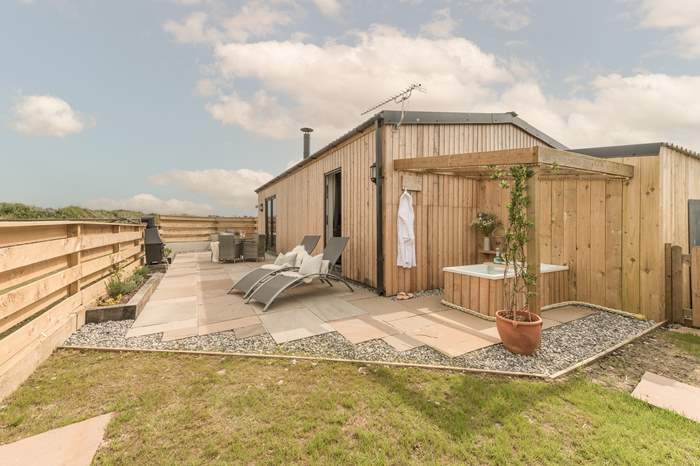 Ginger Hideaway is a Dog friendly cottage with outdoor bath near Mawgan Porth, North Cornwall.