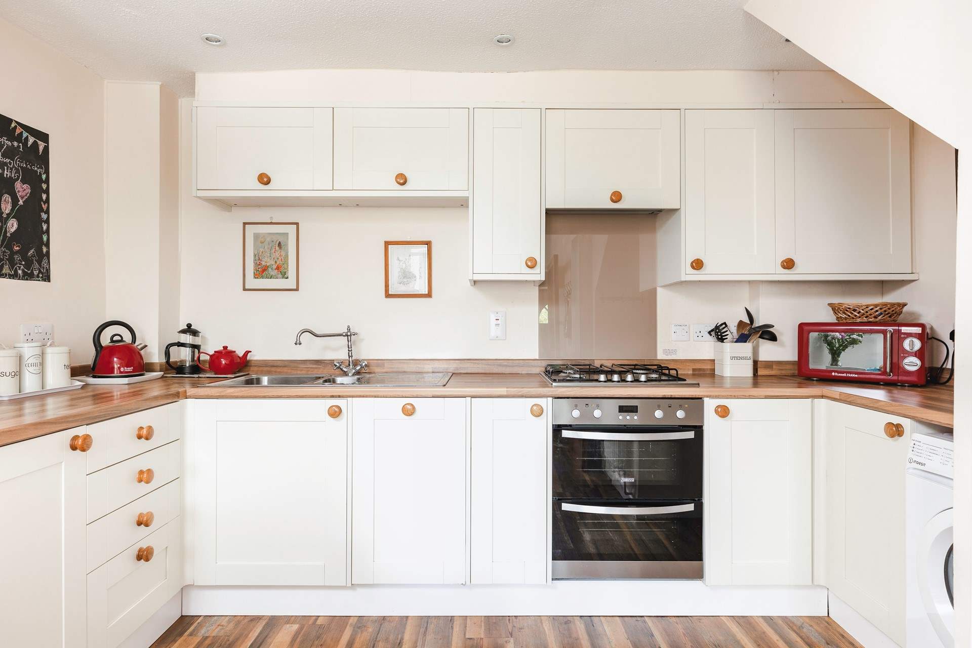 You will find all you need in this cottage kitchen.