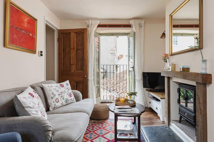 Green Place is a 1 bedroom, dog friendly cottage within walking distance of the cathedral in Wells, Somerset.