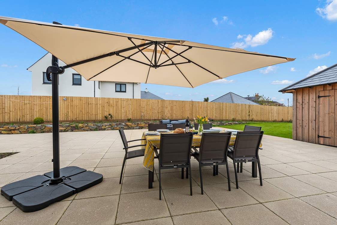 The fabulous cantilever parasol will shade you from the sun.