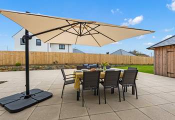 The fabulous cantilever parasol will shade you from the sun. 