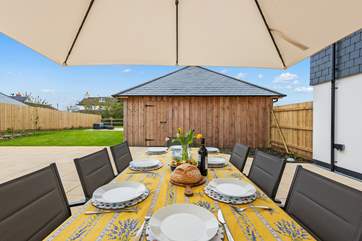 Al fresco dining, it's what holidays are made for.