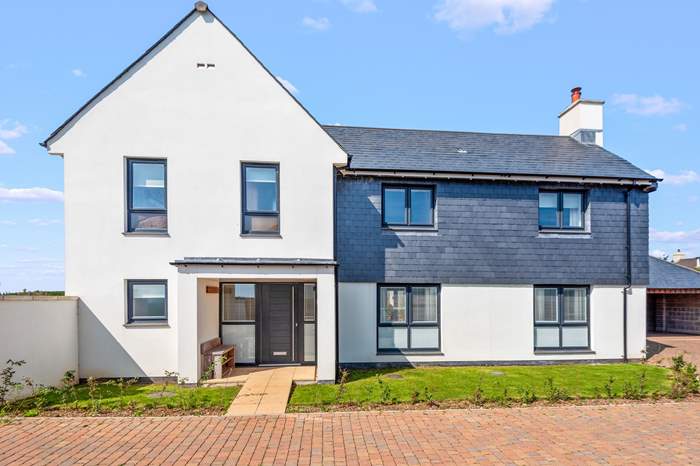 Highfield House,Sleeps 8 + 2 cots, 1.9 miles NE of Bigbury-on-Sea