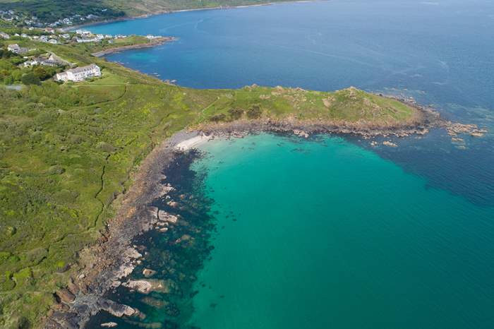 The Nest is a 1 bedroom, dog friendly apartment near the beach in Coverack.