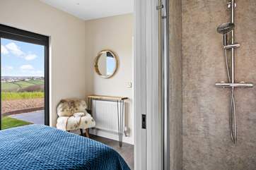 Both bedrooms have their own en suite shower-rooms.