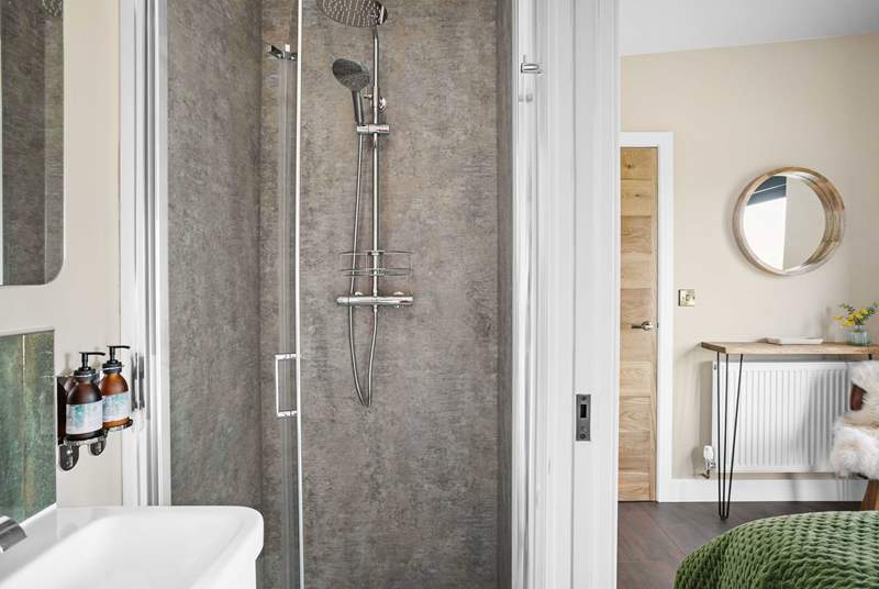 The heavenly rainfall shower allows your day to start with ease. 