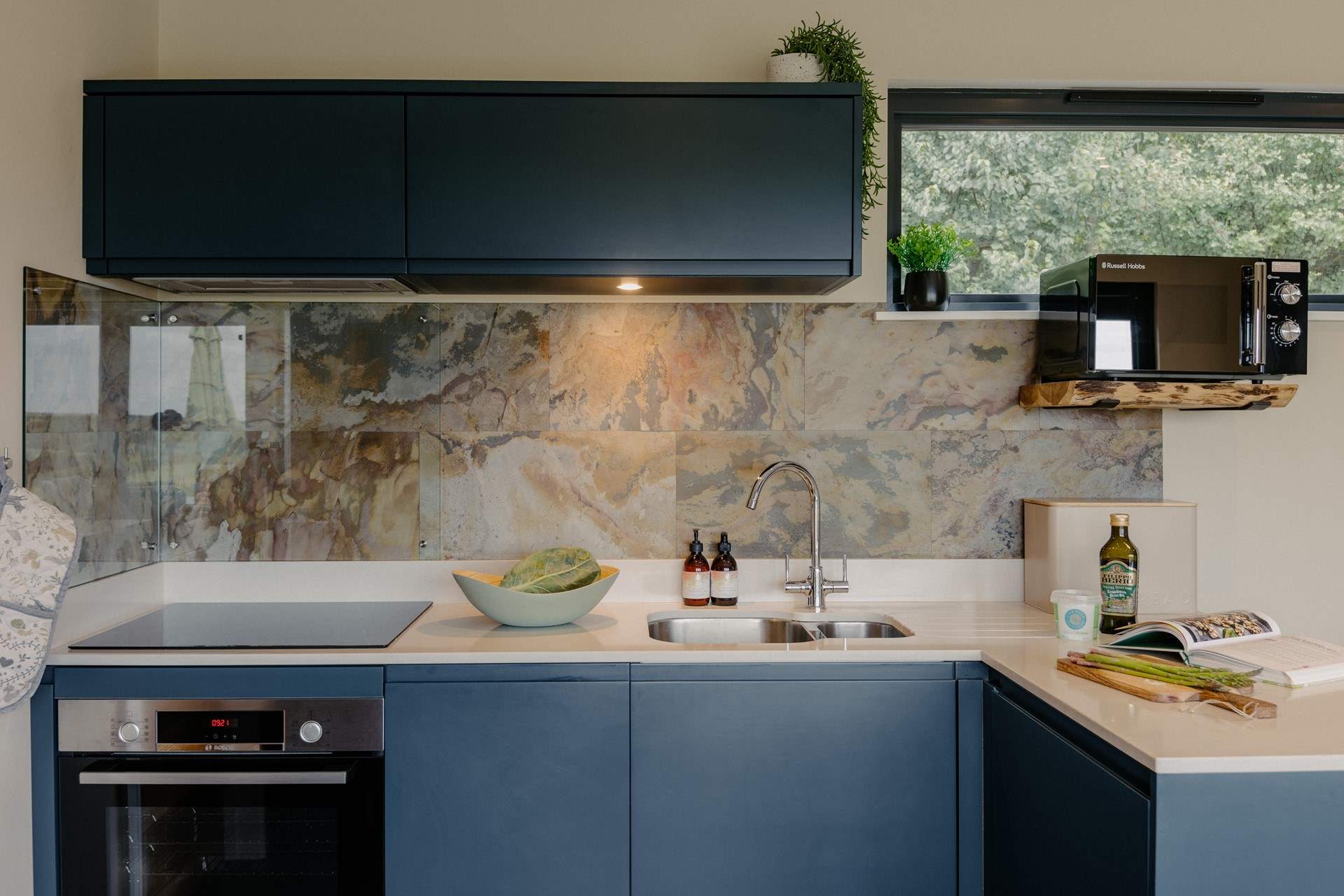 The fully equipped kitchen is ideal for those family meal times. 