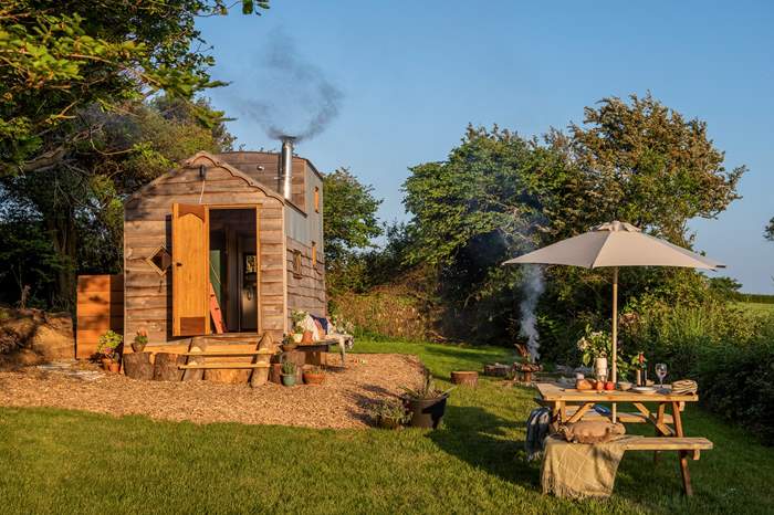 Skylark is a Dog friendly cabin with sea views near Falmouth, South Cornwall.