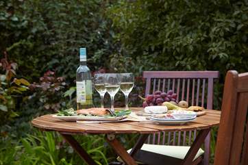 Al fresco dining from dawn until dusk, you have definitely found the perfect spot.