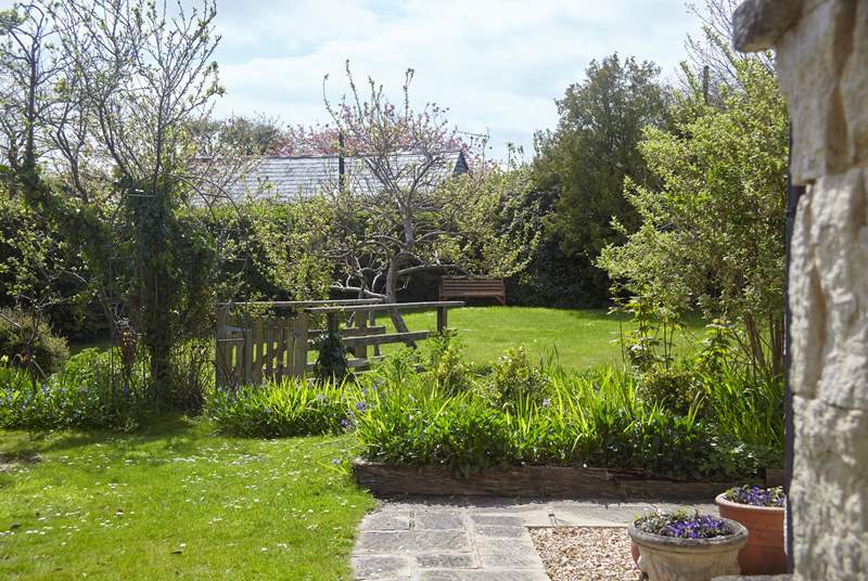 Enjoy the enclosed garden with your four-legged friend, a private and secluded spot.