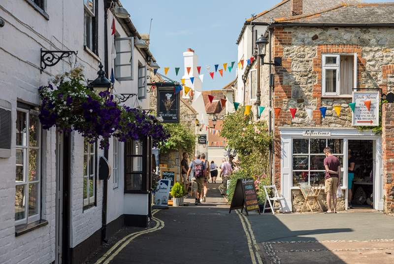 Stroll through the quaint lanes of Yarmouth. Stop in at the George Hotel for a refreshment on the lawn overlooking the Solent.