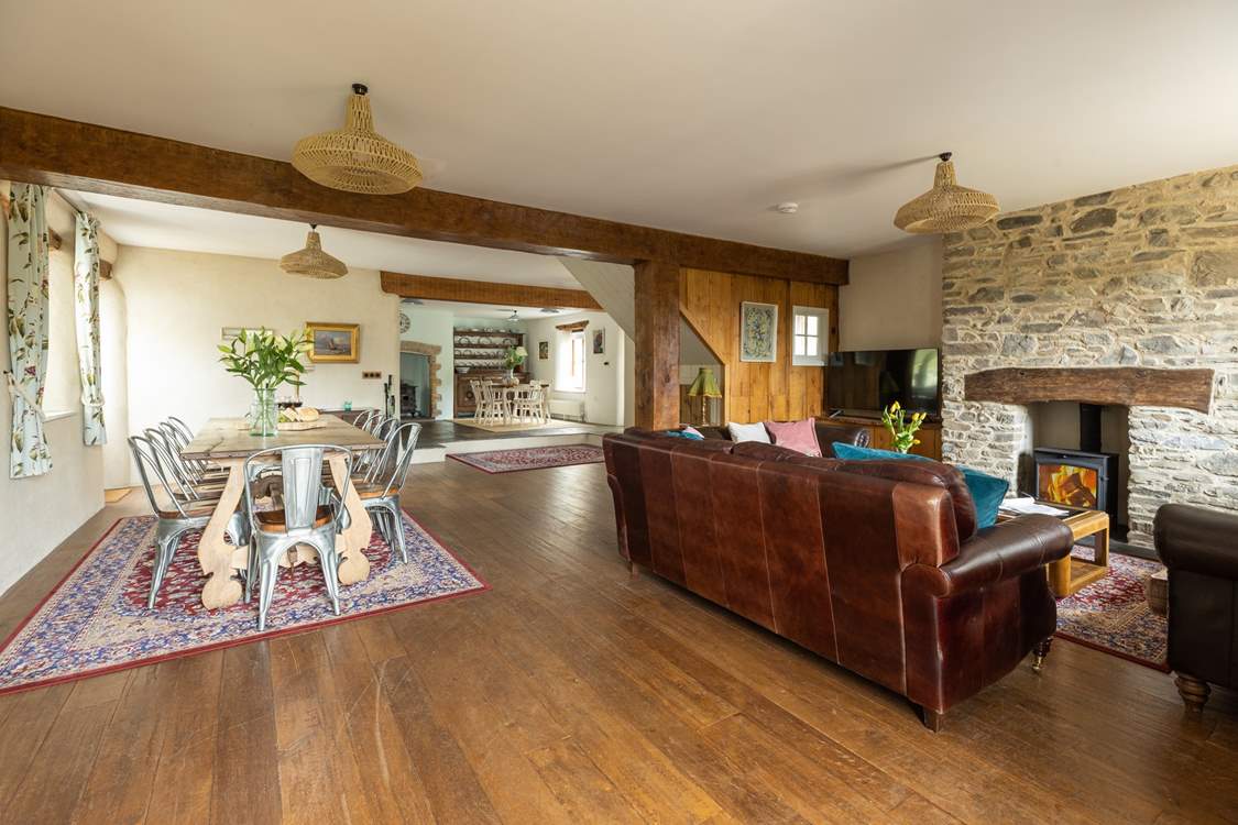 A cosy sitting-area or the perfect spot to enjoy a family feast!