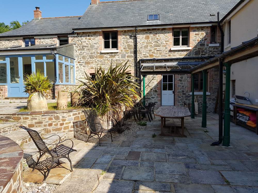 Please note that the blue conservatory belongs to Strawberry Water Cottage with use of the immediate patio.