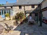 Please note that the blue conservatory belongs to Strawberry Water Cottage with use of the immediate patio.