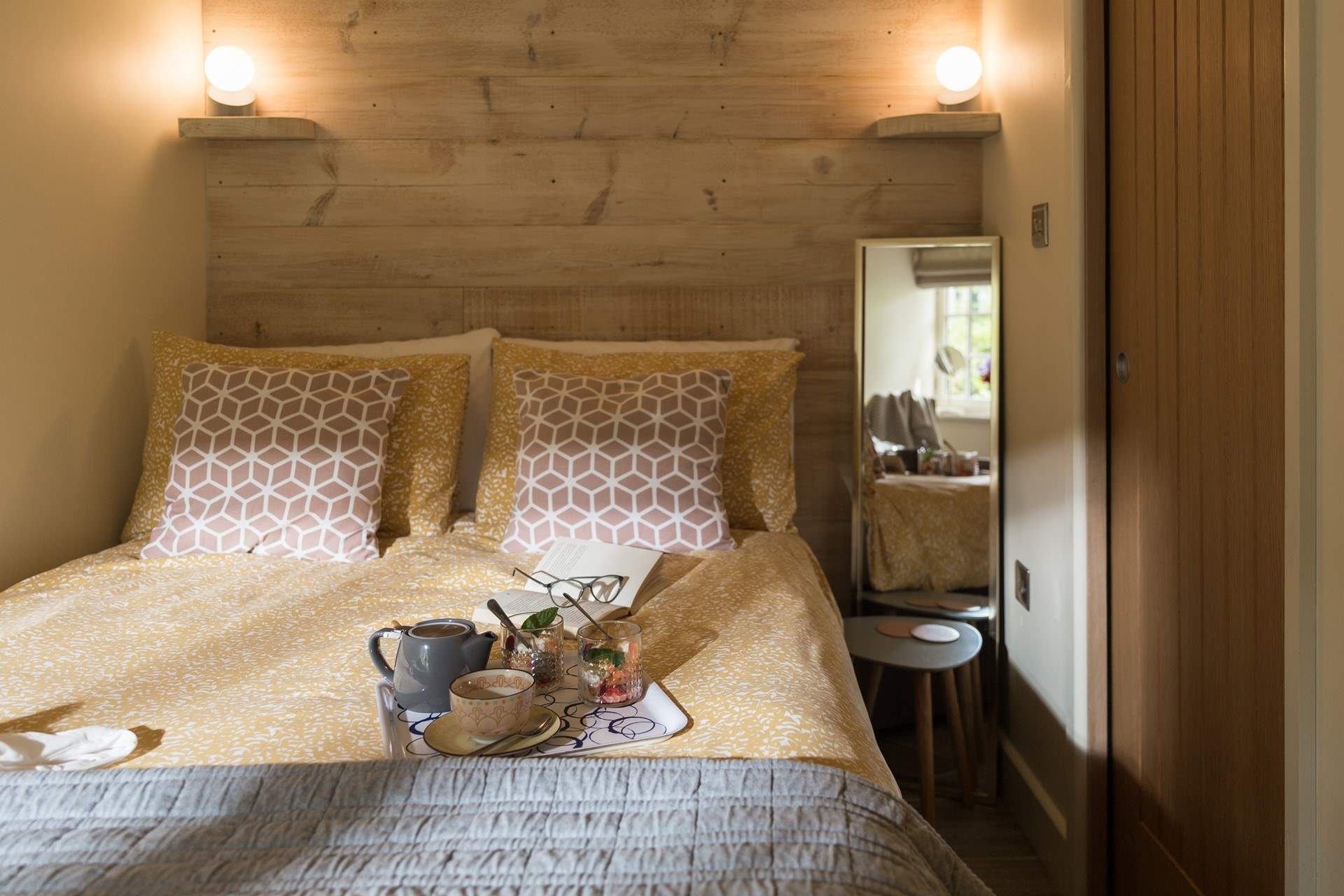 The delightful bedroom has an en suite shower-room.