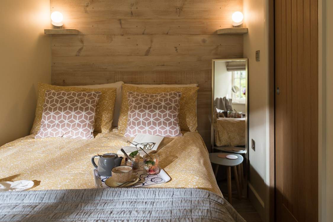 The delightful bedroom has an en suite shower-room.