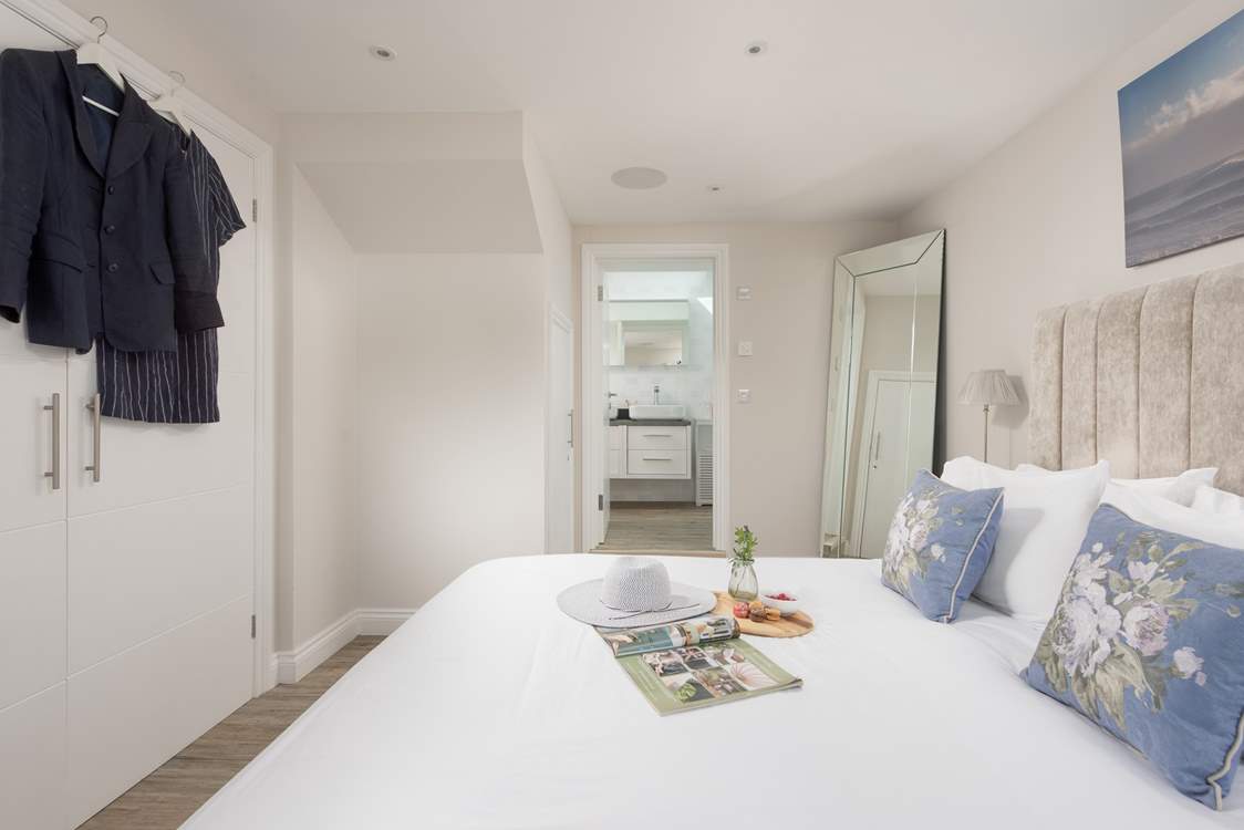 The king-size bedroom has an en suite bathroom.