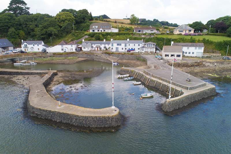 Set at the end of a No Through Road and directly opposite the tiny harbour, Lynher House awaits up to four lucky guests.