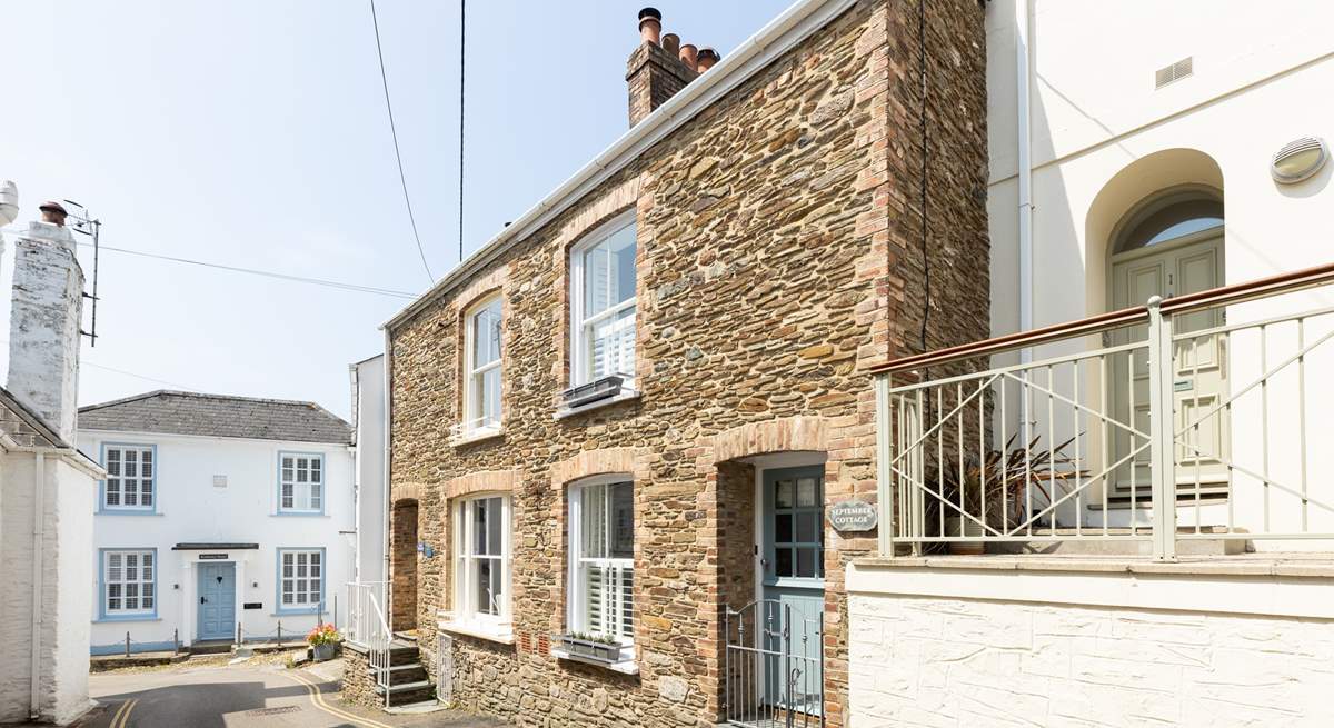 Welcome to delightful September Cottage, perfectly situated in the heart of St Mawes. 