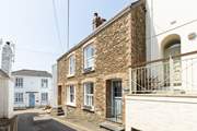 Welcome to delightful September Cottage, perfectly situated in the heart of St Mawes. 
