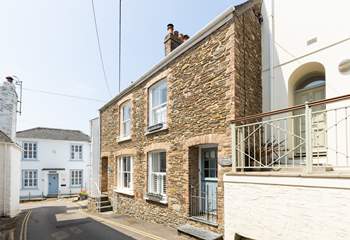 Welcome to delightful September Cottage, perfectly situated in the heart of St Mawes. 