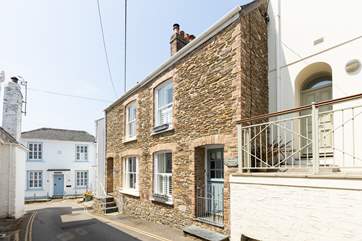Welcome to delightful September Cottage, perfectly situated in the heart of St Mawes.