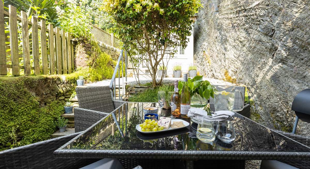 Such a blissful spot to enjoy al fresco dining. 