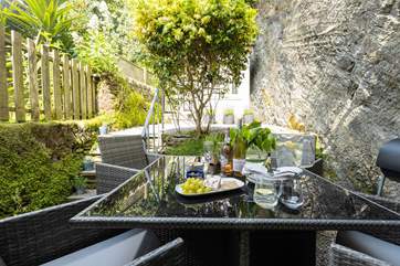 Such a blissful spot to enjoy al fresco dining.