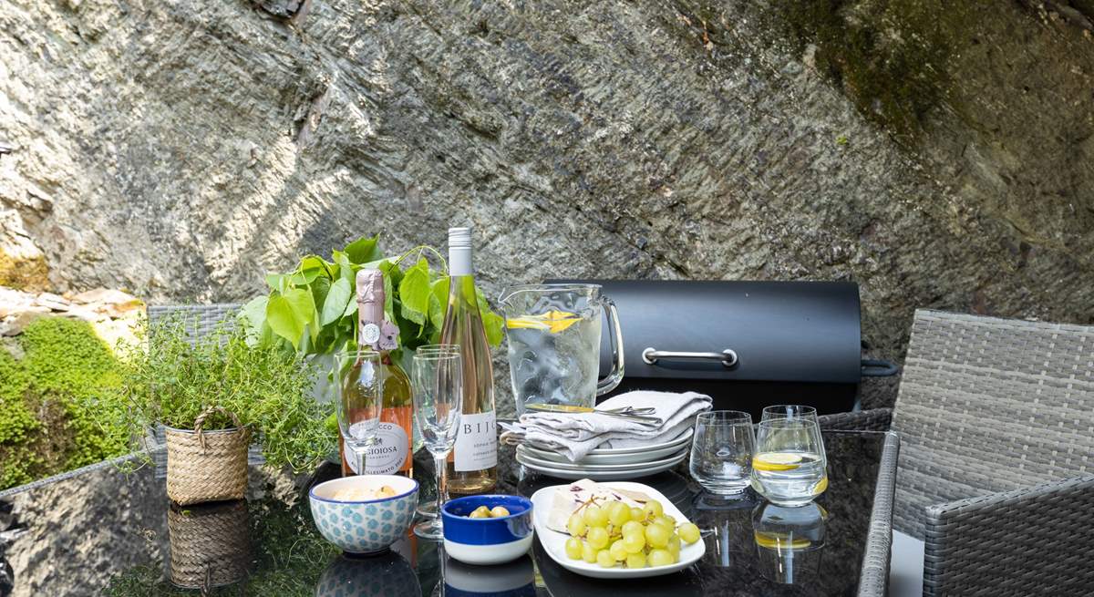 Al fresco dining, the perfect holiday pastime. 