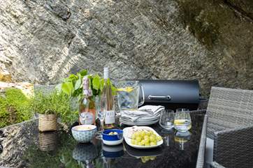 Al fresco dining, the perfect holiday pastime.