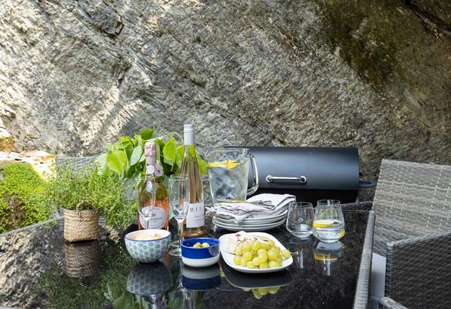 Al fresco dining, the perfect holiday pastime. 