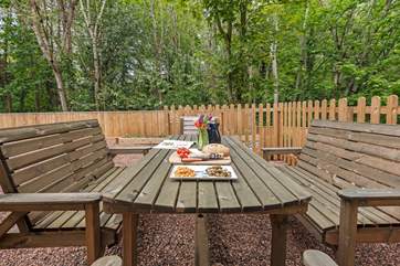 Al fresco dining, the perfect holiday pastime.