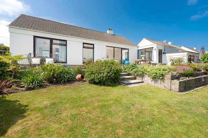 No 28 St Agnes is a 3 bedroom, dog friendly cottage with sea views in St Agnes, Cornwall.
