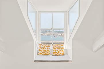What a fabulous view! Even though you have a Smart TV at your disposal, why would you want to look anywhere else than out of the window!