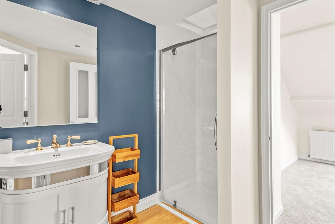 The en suite shower-room.