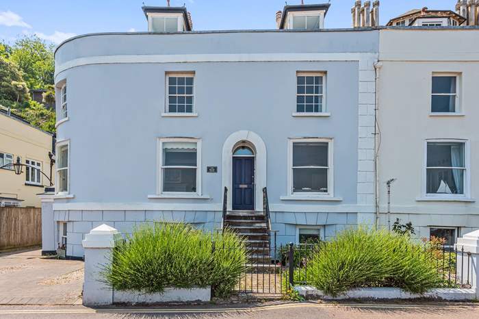 Lofty Heights is a 1 bedroom holiday apartment with sea views in Shaldon, South Devon.