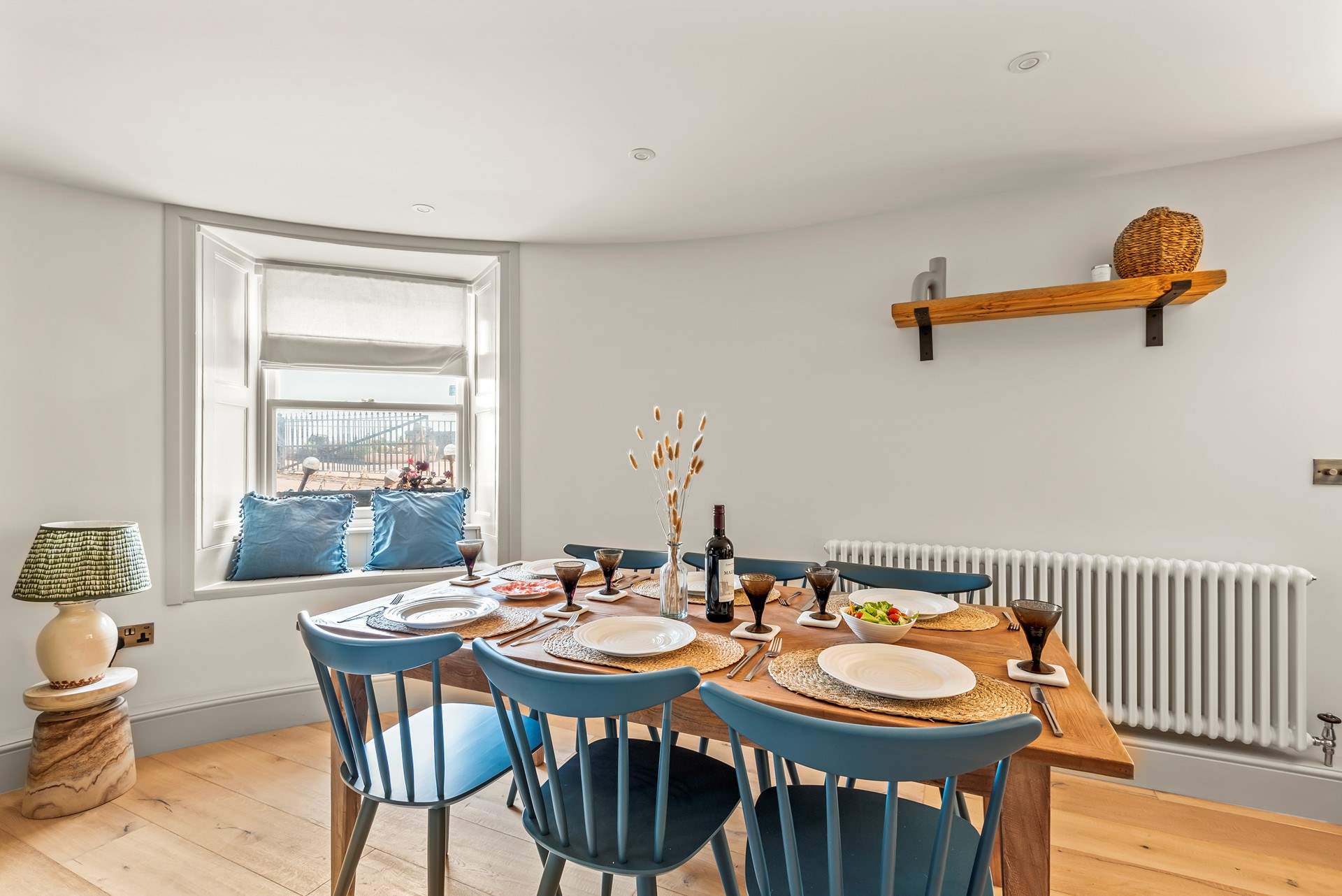 What a lovely place to gather the family for that special evening meal.