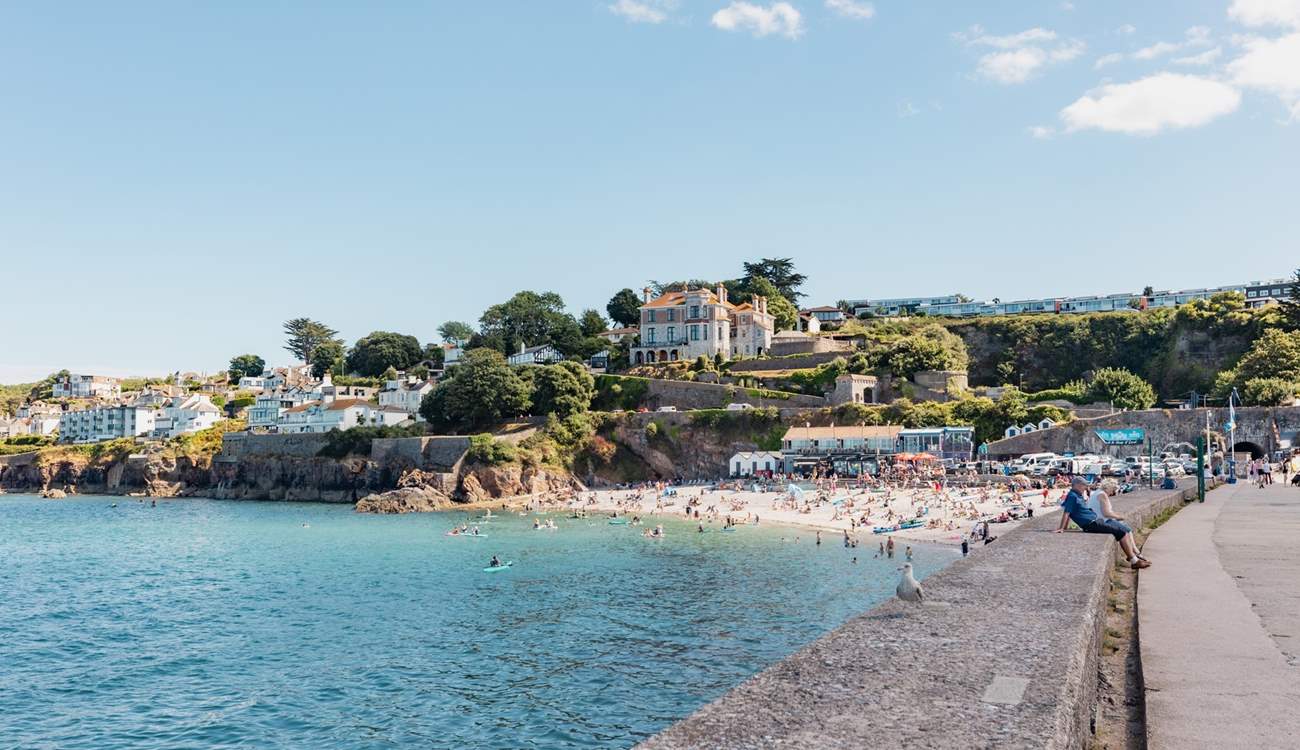 The beautiful Blue Flag Breakwater beach in Brixham is fully equipped with a beautiful restaurant.