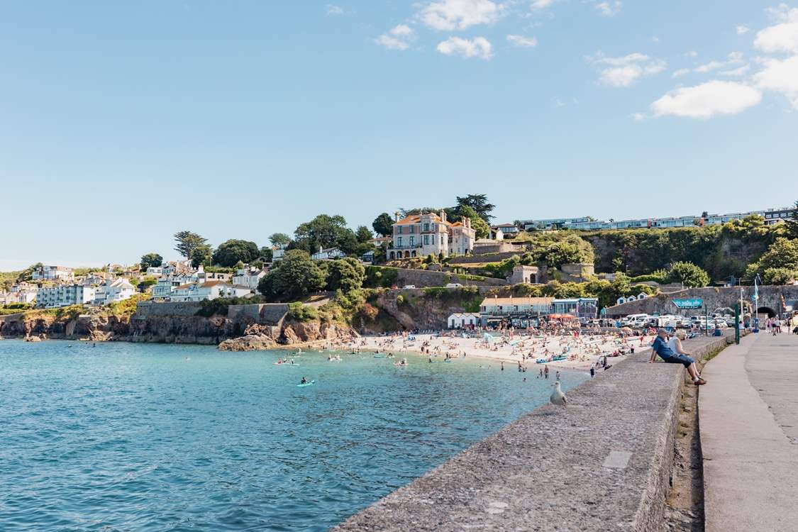 The beautiful Blue Flag Breakwater beach in Brixham is fully equipped with a beautiful restaurant.