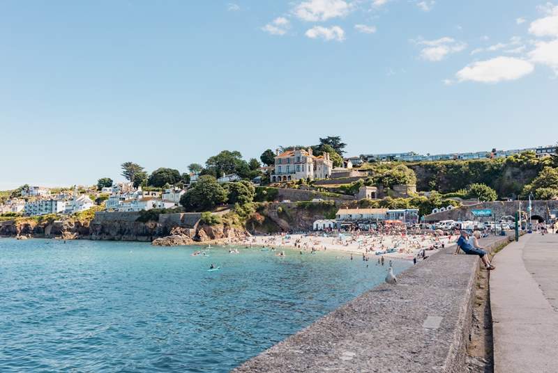 The beautiful Blue Flag Breakwater beach in Brixham is fully equipped with a beautiful restaurant.