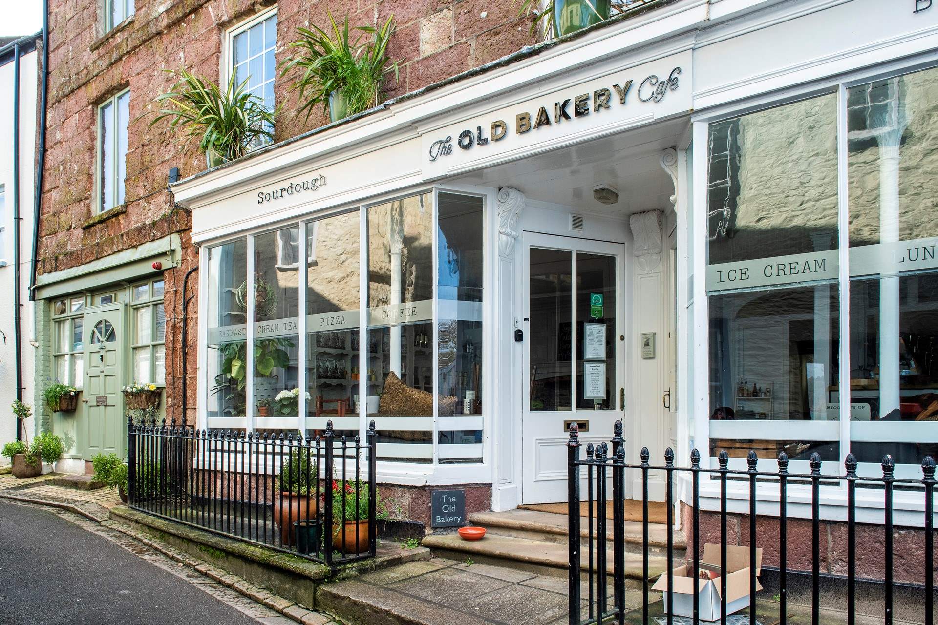 The Old Bakery Cafe is right next door to Garretts - how convenient is that, you can smell the bread as it's baking!