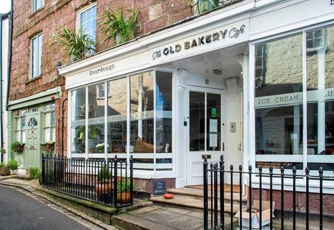 The Old Bakery Cafe is right next door to Garretts - how convenient is that, you can smell the bread as it's baking!