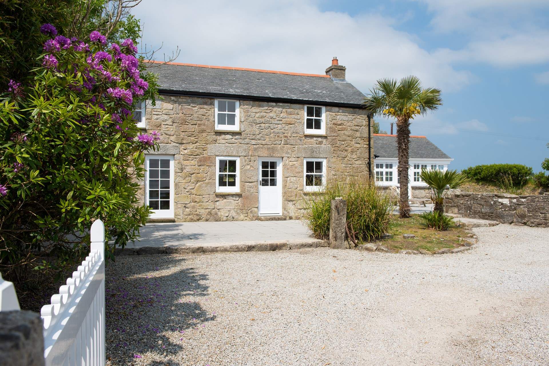 Trenowin is a gorgeous Cornish cottage.  Nestled in a delightful rural setting just off the road on the outskirts of the village of Nancledra you have the delights of west Cornwall and St Ives within a short drive.