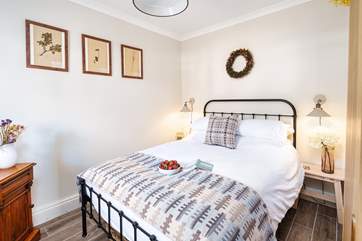 Light and airy double room on the ground floor near the shower-room.