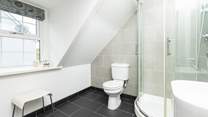 The en suite to bedroom 7.
