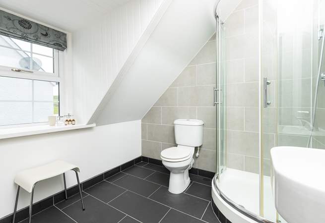 The en suite to bedroom 7.